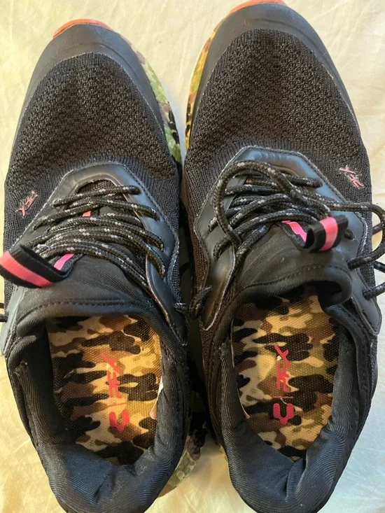 Charly Women’s Black Athletic Sneakers with Camouflage Trim - Picture 2 of 4